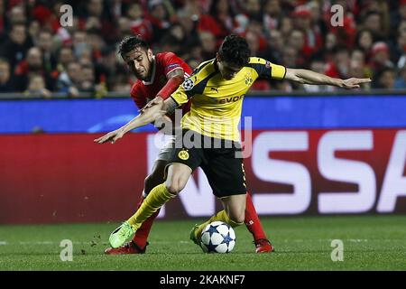 Eduardo Salvio (L), le joueur de Benfica, est en passe de se mettre au bal avec le défenseur de Dortmund Bartra (R) lors du match de la Ligue des champions 2016/17 entre SL Benfica et BVB Borussia Dortmund, à Lisbonne, sur 14 février 2017. (Photo de Carlos Palma/NurPhoto) *** Veuillez utiliser le crédit du champ de crédit *** Banque D'Images