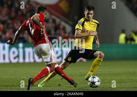 Le milieu de terrain de Benfica, Filipe Augusto (L), rivalise avec le milieu de terrain de Dortmund, Julian Weigl (R), lors du match de la Ligue des champions 2016/17 entre SL Benfica et BVB Borussia Dortmund, à Lisbonne, sur 14 février 2017. (Photo de Carlos Palma/NurPhoto) *** Veuillez utiliser le crédit du champ de crédit *** Banque D'Images