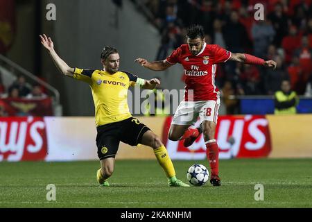 Le défenseur de Dortmund, Marcel Schmelzer (L), a vu le ballon avec l'avant de Benfica, Eduardo Salvio (R), lors du match de la Ligue des Champions 2016/17 entre SL Benfica et BVB Borussia Dortmund, à Lisbonne, sur 14 février 2017. (Photo de Carlos Palma/NurPhoto) *** Veuillez utiliser le crédit du champ de crédit *** Banque D'Images