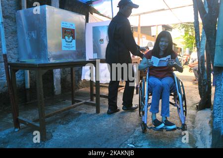 Personnes handicapées au kiosque des électeurs pendant la mise en œuvre du bulletin de vote de Djakarta au lieu du vote 43, Pondok Bambu Jakarta sur 15 février 2017. L'enthousiasme avec les handicaps a voté (nyoblos). Les KPPS des officiers aident à déterminer leurs droits de vote lors de la mise en œuvre du bulletin de vote de Jakarta ce jour électoral mené simultanément dans toute l'Indonésie pour choisir le chef des régions. Dasril Roszandi (photo de Dasril Roszandi/NurPhoto) *** Veuillez utiliser le crédit du champ de crédit *** Banque D'Images