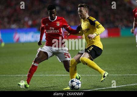 Le défenseur de Benfica Nelson Semedo (L) rivalise avec le milieu de terrain de Dortmund Marco Reus (R) lors du match de la Ligue des champions 2016/17 entre SL Benfica et BVB Borussia Dortmund, à Lisbonne, sur 14 février 2017. (Photo de Carlos Palma/NurPhoto) *** Veuillez utiliser le crédit du champ de crédit *** Banque D'Images