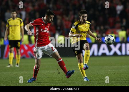 Pizzi (L), avant de Benfica, rivalise avec le défenseur de Dortmund, Raphaël Guerreiro (R) lors du match de la Ligue des champions 2016/17 entre SL Benfica et BVB Borussia Dortmund, à Lisbonne, sur 14 février 2017. (Photo de Carlos Palma/NurPhoto) *** Veuillez utiliser le crédit du champ de crédit *** Banque D'Images