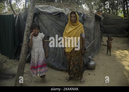 Une femme de Rohingya se trouve devant sa maison et fait à partir d'une feuille de turuline à l'intérieur du camp de réfugiés de fortune de Leda Rohingya, sur 15 février 2017, au Bangladesh. Des milliers de Rohingya vivant dans un camp de fortune après le conflit dans l'État de Rakhine ont commencé en octobre l'année dernière la fuite au Bangladesh. Plus de 31 organisations non gouvernementales (ONG) incluent Mapim et Kelab Putra 1 Malaisie de Malaisie, d'Indonésie, de Chine, de France, d'Allemagne, Et les forces conjointes des États-Unis, qui ont apporté près de 2300 tonnes de produits humanitaires, dont des médicaments, de la nourriture, de l'huile de cuisine et des tissus, envoyaient à la minorité ethnique Rohingya à Yangon et T Banque D'Images