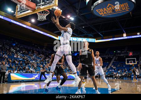 Le garde des Bruins de l’UCLA Jaylen Clark (0) a obtenu des scores lors d’un match de basket-ball d’exposition masculin de la NCAA contre les aigles d’or de Concordia, mercredi, 2 novembre, 2 Banque D'Images