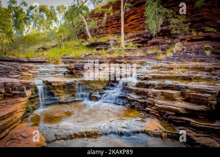 Une chute d'eau à la gorge de Kalamina dans le parc national de Karijini, Australie occidentale Banque D'Images