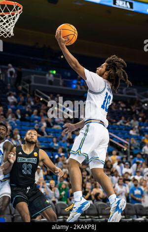 Le garde des Bruins de l’UCLA Tyger Campbell (10) a obtenu des scores lors d’un match de basket-ball d’exposition masculin de la NCAA contre les aigles d’or de Concordia, mercredi, 2 novembre Banque D'Images