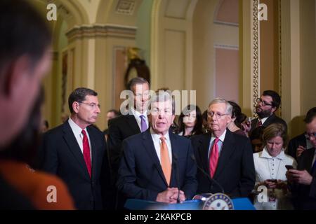 Mardi, 14 février (G-D), le sénateur Roy Blount (R-Mo), le sénateur John Barrasso (R-WY), le sénateur John Thune (R-SD) et le chef de la majorité au Sénat Mitch McConnell (R-KY) participent à une conférence de presse sur Capitol Hill à la suite d'un déjeuner politique hebdomadaire. (Photo de Cheriss May/NurPhoto) *** Veuillez utiliser le crédit du champ de crédit *** Banque D'Images