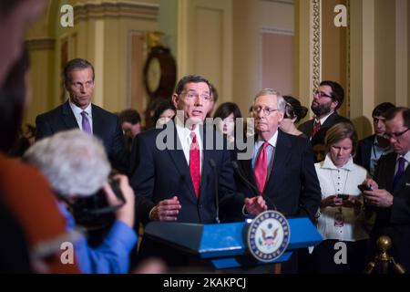 Mardi, 14 février, (G-D) le sénateur John Thune (R-SD), le sénateur John Barrasso (R-WY) et le chef de la majorité au Sénat Mitch McConnell (R-KY) participent à une conférence de presse sur Capitol Hill à la suite d'un déjeuner politique hebdomadaire. (Photo de Cheriss May/NurPhoto) *** Veuillez utiliser le crédit du champ de crédit *** Banque D'Images