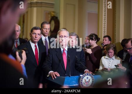 Mardi, 14 février (G-D), chef de la majorité au Sénat Mitch McConnell (R-KY), le sénateur John Barrasso (R-WY), le sénateur John Thune (R-SD) et le sénateur Roy Blount (R-Mo), participent à une conférence de presse sur Capitol Hill à la suite d'un déjeuner politique hebdomadaire. (Photo de Cheriss May/NurPhoto) *** Veuillez utiliser le crédit du champ de crédit *** Banque D'Images