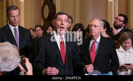 Mardi, 14 février, (G-D) le sénateur John Barrasso (R-WY), le sénateur John Thune (R-SD), et le chef de la majorité au Sénat Mitch McConnell (R-KY), participent à une conférence de presse sur Capitol Hill à la suite d'un déjeuner politique hebdomadaire. (Photo de Cheriss May/NurPhoto) *** Veuillez utiliser le crédit du champ de crédit *** Banque D'Images