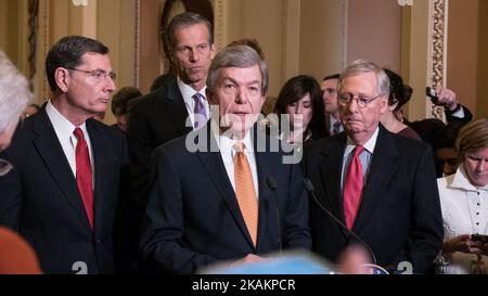 Mardi, 14 février (G-D), le sénateur Roy Blount (R-Mo), le sénateur John Barrasso (R-WY), le sénateur John Thune (R-SD) et le chef de la majorité au Sénat Mitch McConnell (R-KY) participent à une conférence de presse sur Capitol Hill à la suite d'un déjeuner politique hebdomadaire. (Photo de Cheriss May/NurPhoto) *** Veuillez utiliser le crédit du champ de crédit *** Banque D'Images