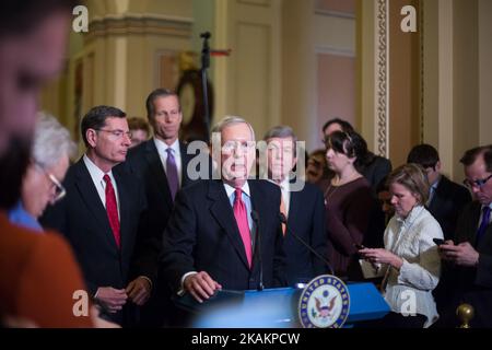 Mardi, 14 février (G-D), chef de la majorité au Sénat Mitch McConnell (R-KY), le sénateur John Barrasso (R-WY), le sénateur John Thune (R-SD) et le sénateur Roy Blount (R-Mo), participent à une conférence de presse sur Capitol Hill à la suite d'un déjeuner politique hebdomadaire. (Photo de Cheriss May/NurPhoto) *** Veuillez utiliser le crédit du champ de crédit *** Banque D'Images