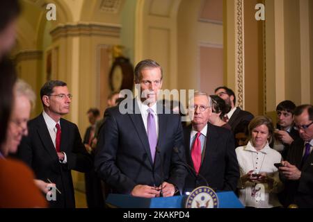 Mardi, 14 février, (G-D) le sénateur John Barrasso (R-WY), le sénateur John Thune (R-SD), et le chef de la majorité au Sénat Mitch McConnell (R-KY), participent à une conférence de presse sur Capitol Hill à la suite d'un déjeuner politique hebdomadaire. (Photo de Cheriss May/NurPhoto) *** Veuillez utiliser le crédit du champ de crédit *** Banque D'Images