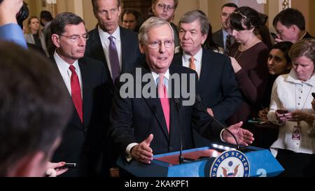 Mardi, 14 février (G-D), chef de la majorité au Sénat Mitch McConnell (R-KY), le sénateur John Barrasso (R-WY), le sénateur John Thune (R-SD) et le sénateur Roy Blount (R-Mo), participent à une conférence de presse sur Capitol Hill à la suite d'un déjeuner politique hebdomadaire. (Photo de Cheriss May/NurPhoto) *** Veuillez utiliser le crédit du champ de crédit *** Banque D'Images