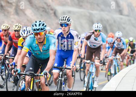 Un peloton de cavaliers en action pendant la quatrième étape, à 118 km de Yiti (Al Sifah) au ministère du Tourisme à Muscat, lors de la tournée cycliste 2017 d'Oman. Le vendredi 18 février 2017, à Muscat, Oman. Photo par Artur Widak *** Veuillez utiliser le crédit du champ de crédit *** Banque D'Images