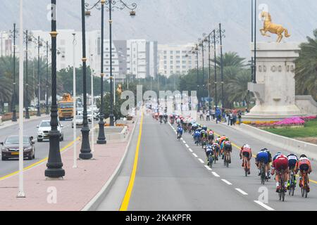 Un peloton de cavaliers en action pendant la quatrième étape, à 118 km de Yiti (Al Sifah) au ministère du Tourisme à Muscat, lors de la tournée cycliste 2017 d'Oman. Photo par Artur Widak *** Veuillez utiliser le crédit du champ de crédit *** Banque D'Images