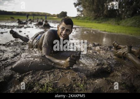 Les adolescents israéliens parcourent de lourds sacs de sable dans la boue en se rendant à une compétition annuelle d'entraînement physique de combat en préparation à leur service militaire obligatoire, près de Kibbutz Yakum, Israël, 17 février 2017. (Photo de Corinna Kern/NurPhoto) *** Veuillez utiliser le crédit du champ de crédit *** Banque D'Images