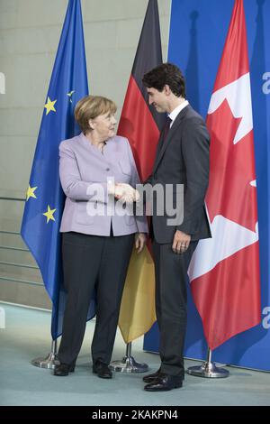 La chancelière allemande Angela Merkel et le premier ministre canadien Justin Trudeau se bousculer après une conférence de presse à la Chancellerie de Berlin, en Allemagne, sur 17 février 2017. (Photo par Emmanuele Contini/NurPhoto) *** Veuillez utiliser le crédit du champ de crédit *** Banque D'Images