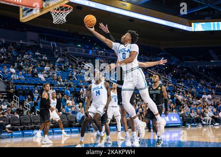 Le garde des Bruins de l’UCLA Jaylen Clark (0) a obtenu des scores lors d’un match de basket-ball d’exposition masculin de la NCAA contre les aigles d’or de Concordia, mercredi, 2 novembre, 2 Banque D'Images