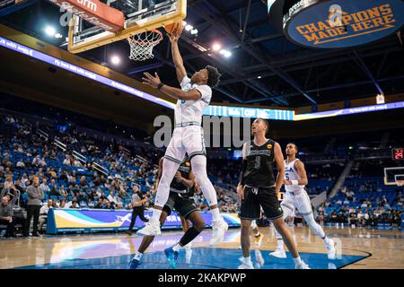 Le garde des Bruins de l’UCLA Jaylen Clark (0) a obtenu des scores lors d’un match de basket-ball d’exposition masculin de la NCAA contre les aigles d’or de Concordia, mercredi, 2 novembre, 2 Banque D'Images