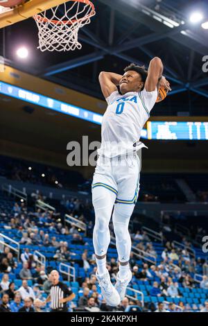 Jaylen Clark (0), garde de UCLA Bruins, rate une tentative de dunk lors d’un match de basket-ball de l’exposition des hommes de la NCAA contre les aigles d’or de Concordia, mercredi Banque D'Images