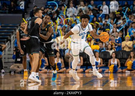 Le garde de l’UCLA Bruins Jaylen Clark (0) dribbles le terrain de baseball lors d’un match de basket-ball d’exposition masculin de la NCAA contre les aigles d’or de Concordia, Wedn Banque D'Images