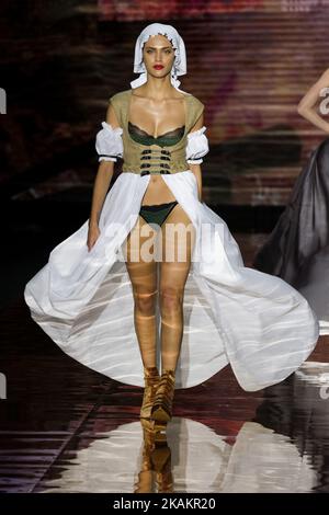 Un modèle marche la piste au spectacle Andres Sarda pendant la Mercedes-Benz Madrid Fashion week automne/hiver 2017/2018 à l'IFEMA sur 18 février 2017 à Madrid, Espagne (photo par Oscar Gonzalez/NurPhoto) *** Veuillez utiliser le crédit du champ de crédit *** Banque D'Images