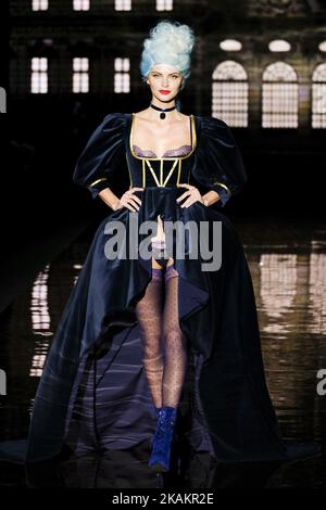 Un modèle marche la piste au spectacle Andres Sarda pendant la Mercedes-Benz Madrid Fashion week automne/hiver 2017/2018 à l'IFEMA sur 18 février 2017 à Madrid, Espagne (photo par Oscar Gonzalez/NurPhoto) *** Veuillez utiliser le crédit du champ de crédit *** Banque D'Images