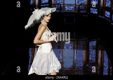 Un modèle marche la piste au spectacle Andres Sarda pendant la Mercedes-Benz Madrid Fashion week automne/hiver 2017/2018 à l'IFEMA sur 18 février 2017 à Madrid, Espagne (photo par Oscar Gonzalez/NurPhoto) *** Veuillez utiliser le crédit du champ de crédit *** Banque D'Images