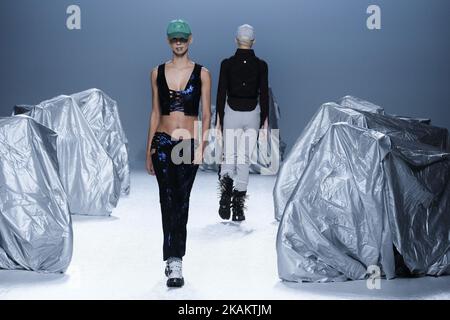 Les modèles parcourent la piste du SPECTACLE DE PÊCHEURS MARIA KE pendant la Mercedes-Benz Madrid Fashion week automne/hiver 2017/2018 à l'IFEMA sur 19 février 2017 à Madrid, Espagne (photo par Oscar Gonzalez/NurPhoto) *** Veuillez utiliser le crédit du champ de crédit *** Banque D'Images