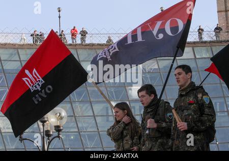 Les jeunes portant un uniforme militaire arborent des drapeaux rouges et noirs de l'Organisation des nationalistes ukrainiens sur la place de l'indépendance à Kiev, en Ukraine, au 19 février 2017. L'Ukraine marque le troisième anniversaire du pic de violence en 18-20, en février 2014, à Maidan, où elle a entraîné la mort d'au moins 100 activistes de la Révolution de la dignité (Maidan). (Photo par Sergii Kharchenko/NurPhoto) *** Veuillez utiliser le crédit du champ de crédit *** Banque D'Images