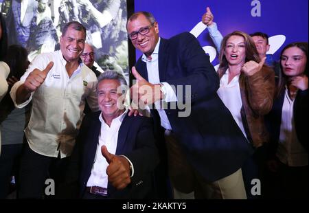 Lénine Moreno, centre, candidat de 'Alianza PaÃ­s', président Rafael Correa, à gauche, Et Jorge Glas célèbre la victoire au premier tour des élections en Équateur, à Quito, dimanche, 19 février 2017.selon les sondages de sortie Moreno est le vainqueur au premier tour suivi par le moviemnto Guillermo Lasso banquier Creo. (Photo Gabriela Mena / ACGEquateur). *** Veuillez utiliser le crédit du champ de crédit *** Banque D'Images