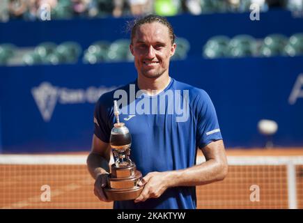 Alexandre Dolgopolov, joueur de tennis ukrainien, pose avec son trophée après avoir battu Kei Nishikori au Japon lors de la finale de l'Open d'Argentine au Club de tennis de Buenos Aires sur 19 février 2017. Dolgopolov a gagné 7-6, 6-4. (Photo de Gabriel Sotelo/NurPhoto) *** Veuillez utiliser le crédit du champ de crédit *** Banque D'Images