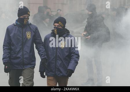 Les participants au rassemblement traversent la fumée lors d'une manifestation dans un bâtiment du Parlement à Kiev. Trois organisations ukrainiennes d'extrême droite Azov, Svoboda et Right Sector rassemblent environ 10 pays de ses membres et partisans pour une « arche de la dignité nationale » au centre de Kiev, Ukraine 22 février 2017. (Photo par Sergii Kharchenko/NurPhoto) *** Veuillez utiliser le crédit du champ de crédit *** Banque D'Images