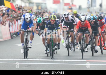 Marcel Kittel de Quick-Step Floors (à gauche) remporte la deuxième étape, une étape de 153 km de Nation Towers de Abu Dhabi Al Maryah Island à Abu Dhabi Al Marina. Vendredi, 24 février 2017, à Abu Dhabi, Émirats Arabes Unis. (Photo par Artur Widak/NurPhoto) *** Veuillez utiliser le crédit du champ de crédit *** Banque D'Images