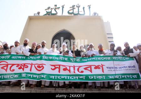 Les militants du groupe islamiste bangladais proposent des prières lorsqu'ils prennent part à une manifestation à Dhaka sur 24 février 2017. Des centaines de partisans d'un groupe islamiste bangladais radical ont organisé des manifestations à 24 février demandant la destruction ou le retrait de la statue d'une déesse grecque installée à la Cour suprême. La sculpture de Themis, la déité aveuglée de la justice et de l'ordre, a fait des plumes dans la nation à majorité musulmane depuis qu'elle a été dévoilée à la fin de l'année dernière sur les lieux de la plus haute cour du pays. (Photo de Sony Ramany/NurPhoto) *** Veuillez utiliser le crédit du champ de crédit *** Banque D'Images