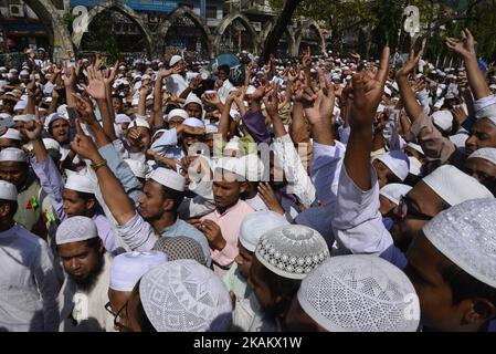 Les militants du groupe islamiste bangladais proposent des prières lorsqu'ils prennent part à une manifestation à Dhaka sur 24 février 2017. Des centaines de partisans d'un groupe islamiste bangladais radical ont organisé des manifestations à 24 février demandant la destruction ou le retrait de la statue d'une déesse grecque installée à la Cour suprême. La sculpture de Themis, la déité aveuglée de la justice et de l'ordre, a fait des plumes dans la nation à majorité musulmane depuis qu'elle a été dévoilée à la fin de l'année dernière sur les lieux de la plus haute cour du pays. (Photo par Mamunur Rashid/NurPhoto) *** Veuillez utiliser le crédit du champ de crédit *** Banque D'Images