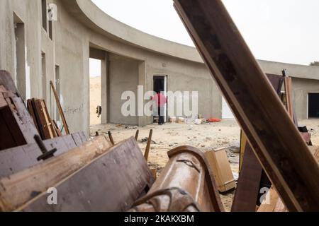 Christian qui a fui les stands d'el-Arish dans l'Église évangélique d'Ismailia, à 120 kilomètres (75 miles) à l'est du Caire, Egypte, dimanche 26 février 2017. Les chrétiens égyptiens qui craignent les attaques des militants de l'État islamique fuient la partie nord volatile de la péninsule du Sinaï pendant un quatrième jour, après une série d'assassinats sectaires qui ont envoyé des centaines de personnes fuir et ont soulevé des accusations, le gouvernement ne parvient pas à protéger la minorité. (Photo de Fayed El-Geziry/NurPhoto) *** Veuillez utiliser le crédit du champ de crédit *** Banque D'Images