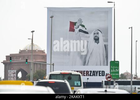 Une vue d'une affiche géante ourfatherzayed.ae dédiée à Sheikh Zayed Bin Sultan Al Nahyan, situé près du Palais présidentiel à Abu Dhabi. Vendredi, 24 février 2017, à Abu Dhabi, Émirats Arabes Unis. (Photo par Artur Widak/NurPhoto) *** Veuillez utiliser le crédit du champ de crédit *** Banque D'Images