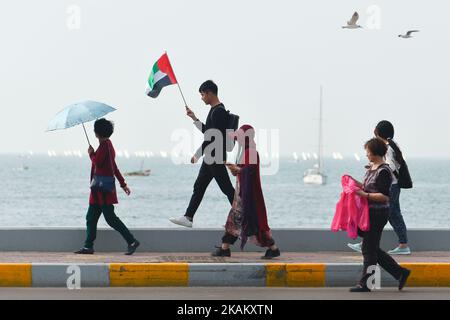 Un groupe de touristes vus à Abu Dhabi Marina. Vendredi, 24 février 2017, à Abu Dhabi, Émirats Arabes Unis. (Photo par Artur Widak/NurPhoto) *** Veuillez utiliser le crédit du champ de crédit *** Banque D'Images