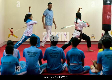 Dhaka. 3rd novembre 2022. Les élèves apprennent à manipuler l'épée lors d'une session de formation de Wushu à Dhaka, au Bangladesh, le 27 octobre 2022. Wushu est devenu un sport populaire au Bangladesh, en particulier parmi les filles d'école qui trouvent l'art martial chinois traditionnel a un attrait spécial.ALLER AVEC 'Feature: Wushu woos filles d'école bangladeshi crédit: Xinhua/Alamy Live News Banque D'Images