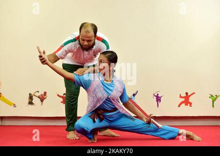 Dhaka. 3rd novembre 2022. Un étudiant apprend ses techniques de manipulation de l'épée sous la direction d'un formateur lors d'une séance de formation à Wushu à Dhaka, au Bangladesh, le 27 octobre 2022. Wushu est devenu un sport populaire au Bangladesh, en particulier parmi les filles d'école qui trouvent l'art martial chinois traditionnel a un attrait spécial.ALLER AVEC 'Feature: Wushu woos filles d'école bangladeshi crédit: Xinhua/Alamy Live News Banque D'Images