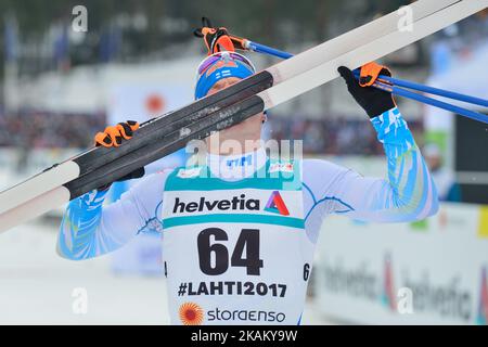 Iivo Niskanen de Finlande embrasse ses cieux après qu'il a remporté la finale individuelle de la Classique de cross-country 15km hommes, au championnat du monde nordique de ski FIS 2017 à Lahti. Mercredi, 29 février 2017, à Lahti, en Finlande. Photo par Artur Widak *** Veuillez utiliser le crédit du champ de crédit *** Banque D'Images