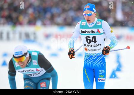 Iivo Niskanen de Finlande, juste derrière Achbadrakh Batmunkh de Mongolie, lors de la finale de la Classique individuelle de cross-country 15km de Men, au Championnat du monde nordique de ski FIS 2017 à Lahti. Mercredi, 29 février 2017, à Lahti, en Finlande. Photo par Artur Widak *** Veuillez utiliser le crédit du champ de crédit *** Banque D'Images