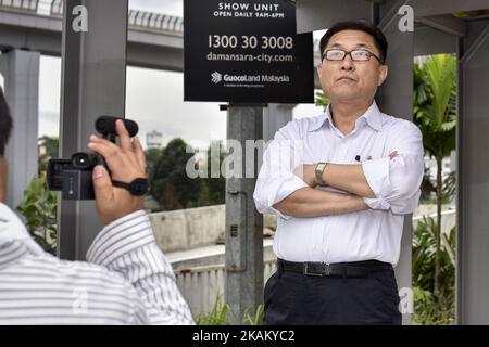 La presse essaie d'avoir un entretien avec un homme nord-coréen non identifié à l'extérieur de l'ambassade de Corée du Nord sur 01 mars 2017 à Kuala Lumpur, en Malaisie. (Photo de Chris Jung/NurPhoto) *** Veuillez utiliser le crédit du champ de crédit *** Banque D'Images