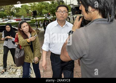 La presse essaie d'avoir un entretien avec un homme nord-coréen non identifié à l'extérieur de l'ambassade de Corée du Nord sur 01 mars 2017 à Kuala Lumpur, en Malaisie. (Photo de Chris Jung/NurPhoto) *** Veuillez utiliser le crédit du champ de crédit *** Banque D'Images