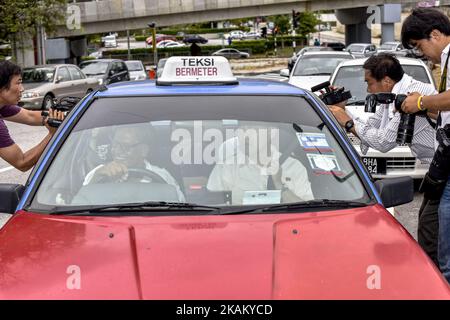 La presse essaie d'avoir un entretien avec des Nord-Coréens non identifiés à l'extérieur de l'ambassade de Corée du Nord sur 01 mars 2017 à Kuala Lumpur, en Malaisie. (Photo de Chris Jung/NurPhoto) *** Veuillez utiliser le crédit du champ de crédit *** Banque D'Images