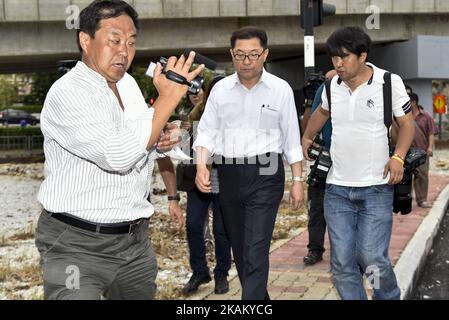 La presse essaie d'avoir un entretien avec un homme nord-coréen non identifié à l'extérieur de l'ambassade de Corée du Nord sur 01 mars 2017 à Kuala Lumpur, en Malaisie. (Photo de Chris Jung/NurPhoto) *** Veuillez utiliser le crédit du champ de crédit *** Banque D'Images