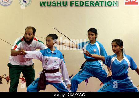 Dhaka. 3rd novembre 2022. Les élèves apprennent à manipuler l'épée lors d'une session de formation de Wushu à Dhaka, au Bangladesh, le 27 octobre 2022. Wushu est devenu un sport populaire au Bangladesh, en particulier parmi les filles d'école qui trouvent l'art martial chinois traditionnel a un attrait spécial.ALLER AVEC 'Feature: Wushu woos filles d'école bangladeshi crédit: Xinhua/Alamy Live News Banque D'Images