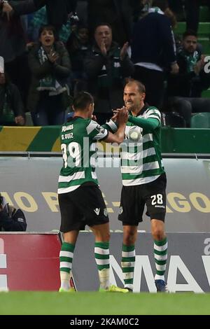 Alan Ruiz (L) célèbre avec le joueur hollandais de Sporting Bas Dost après avoir obtenu son score lors du match de football de la Ligue portugaise Sporting CP vs Vitoria Guimaraes au stade Alvadade de Lisbonne sur 5 mars 2017. (Photo par Pedro Fiúza/NurPhoto) *** Veuillez utiliser le crédit du champ de crédit *** Banque D'Images